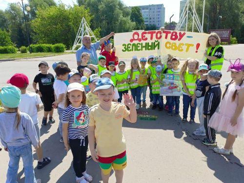 Летом дети добираются до пришкольных лагерей на велосипедах