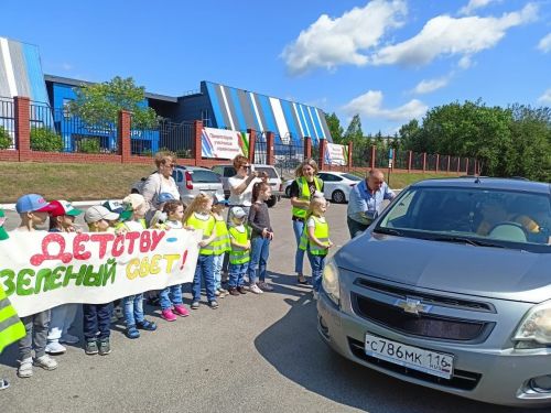 Летом дети добираются до пришкольных лагерей на велосипедах