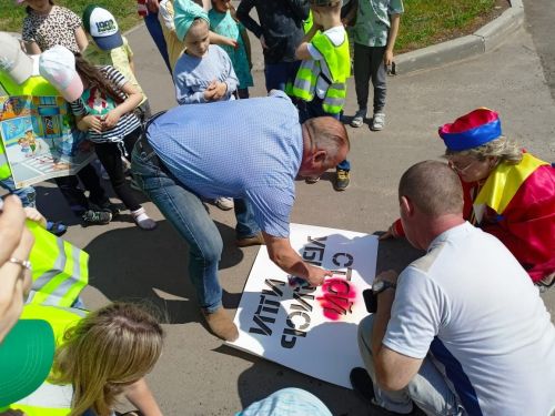Летом дети добираются до пришкольных лагерей на велосипедах