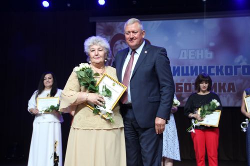 Зәйдә медицина хезмәткәрләрен бүләкләделәр