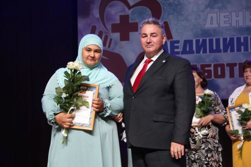 Зәйдә медицина хезмәткәрләрен бүләкләделәр