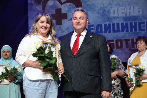 Зәйдә медицина хезмәткәрләрен бүләкләделәр