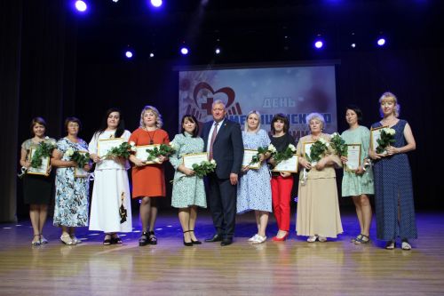 Зәйдә медицина хезмәткәрләрен бүләкләделәр