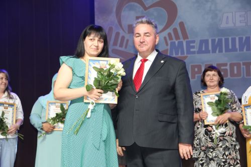 Зәйдә медицина хезмәткәрләрен бүләкләделәр