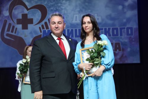 Зәйдә медицина хезмәткәрләрен бүләкләделәр
