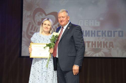 Зәйдә медицина хезмәткәрләрен бүләкләделәр