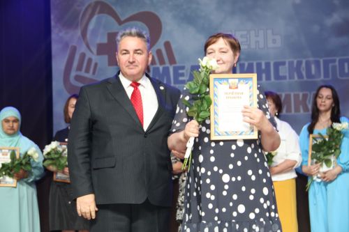 Зәйдә медицина хезмәткәрләрен бүләкләделәр