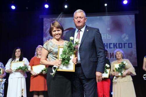 Зәйдә медицина хезмәткәрләрен бүләкләделәр