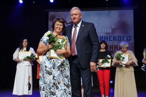Зәйдә медицина хезмәткәрләрен бүләкләделәр