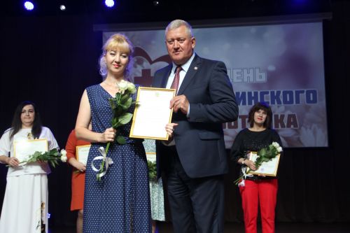 Зәйдә медицина хезмәткәрләрен бүләкләделәр