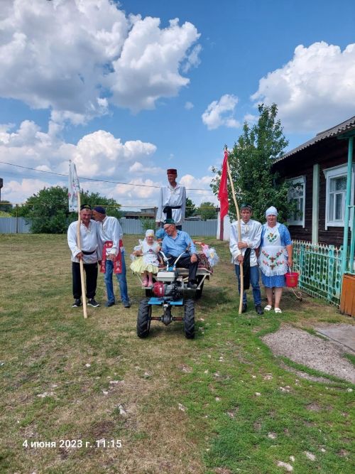 Кәрәкәстә Сабантуйга бүләк җыючыларны авыл халкы матур итеп каршы алды