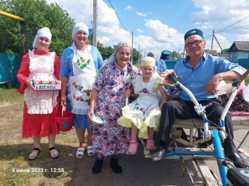 Кәрәкәстә Сабантуйга бүләк җыючыларны авыл халкы матур итеп каршы алды