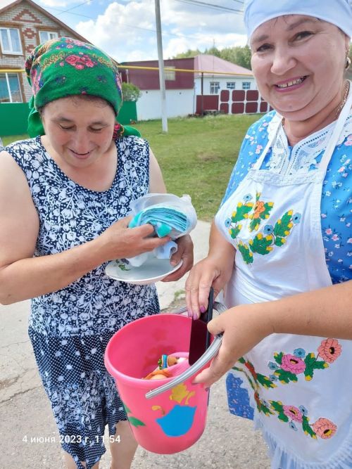 Кәрәкәстә Сабантуйга бүләк җыючыларны авыл халкы матур итеп каршы алды