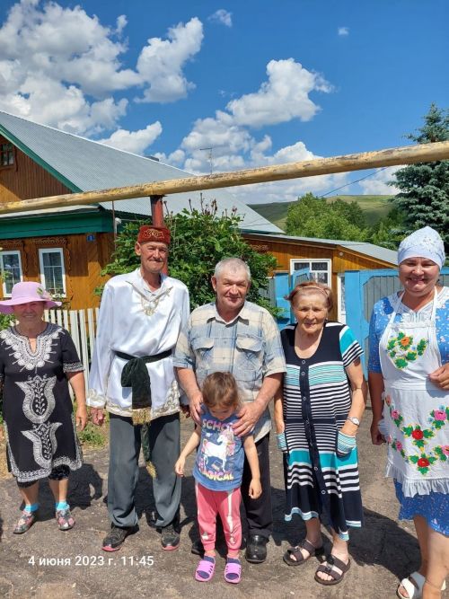 Кәрәкәстә Сабантуйга бүләк җыючыларны авыл халкы матур итеп каршы алды