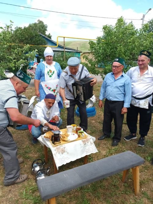 Кәрәкәстә Сабантуйга бүләк җыючыларны авыл халкы матур итеп каршы алды