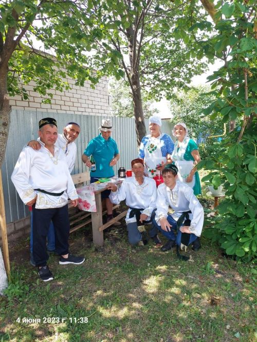 Кәрәкәстә Сабантуйга бүләк җыючыларны авыл халкы матур итеп каршы алды