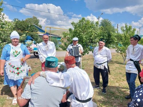 Кәрәкәстә Сабантуйга бүләк җыючыларны авыл халкы матур итеп каршы алды