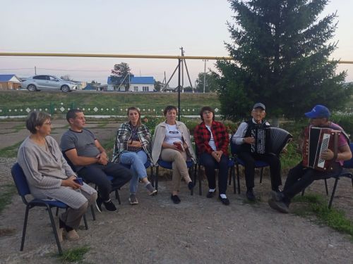 Югары Мәлемдә капка төбендә кич утыралар
