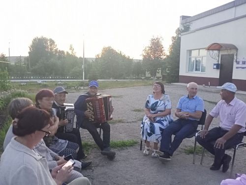 Югары Мәлемдә капка төбендә кич утыралар