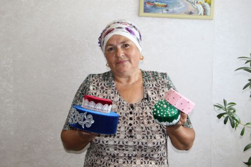Жительница Заинского района превратила свой дом в цветочную галерею