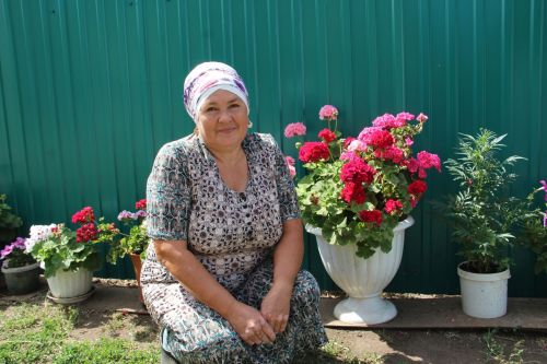Жительница Заинского района превратила свой дом в цветочную галерею