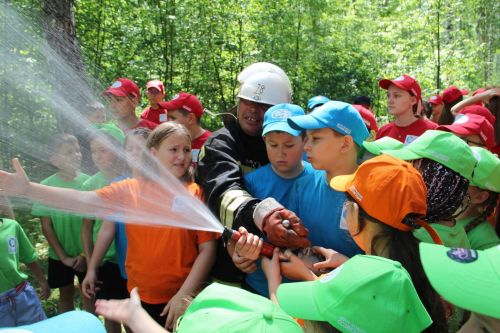 В детском лагере «Созвездие» детям показали, как тушить пожар