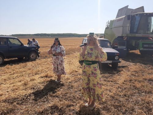 На Заинских полях выступают артисты районного Дома культуры