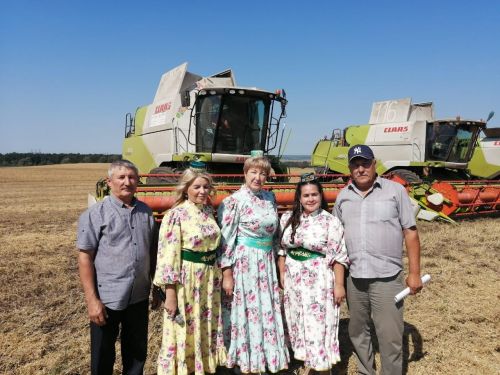 Агитбригада игенчеләр янында