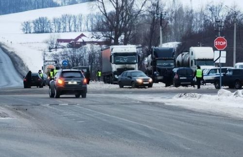 В Заинске госавтоинспекторы остановили автомобиль, который числился в угоне