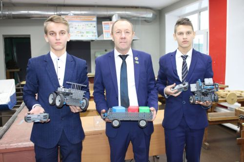 Ученики Кадыровской школы изготавливают и программируют роботов