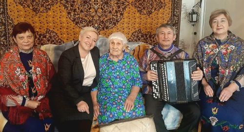 Получателя социальных услуг комплексного центра «Радость» поздравили с 95-летием на дому