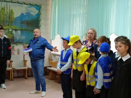 В Заинске детей посвятили в юные помощники инспекторов дорожного движения