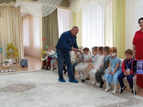 В Заинске детей посвятили в юные помощники инспекторов дорожного движения