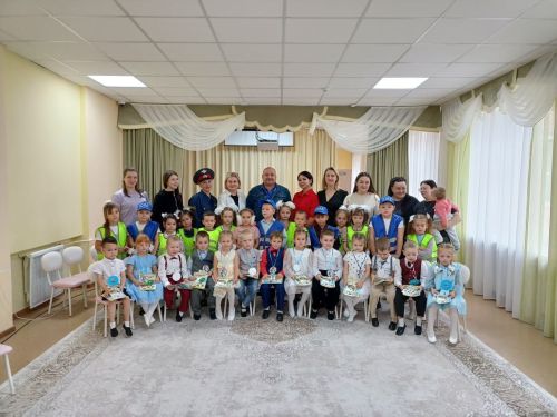 В Заинске детей посвятили в юные помощники инспекторов дорожного движения