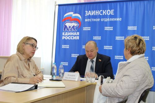 Проблемы дорог, ветхого водопровода и мусора на кладбищах озвучили депутату Госсовета РТ заинцы во время приема