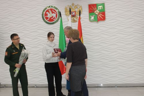 Зәйдә махсус хәрби операциядә һәлак булган хәрбиләрнең гаиләләренә Батырлык ордены тапшырылды