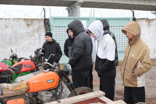 Начальник отделения Госавтоинспекции по Заинскому району показал студентам разбитые автомобили