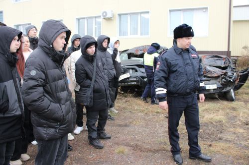 Начальник отделения Госавтоинспекции по Заинскому району показал студентам разбитые автомобили