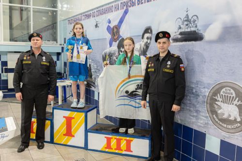 Йөзүчеләр ярышты да, патриотик дәрестә дә катнашты