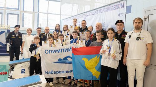 Йөзүчеләр ярышты да, патриотик дәрестә дә катнашты