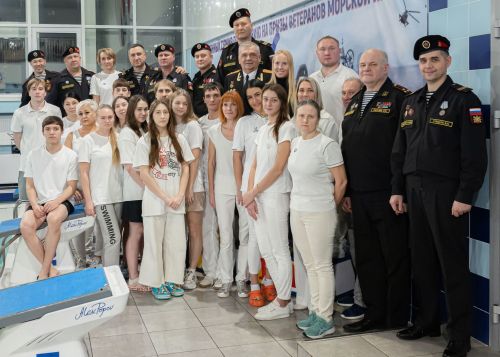Йөзүчеләр ярышты да, патриотик дәрестә дә катнашты