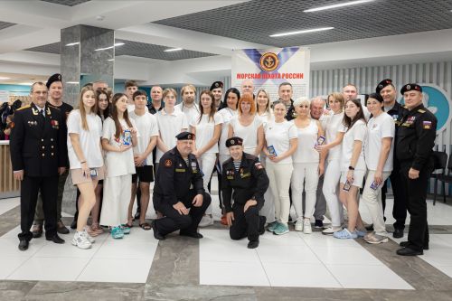 Йөзүчеләр ярышты да, патриотик дәрестә дә катнашты