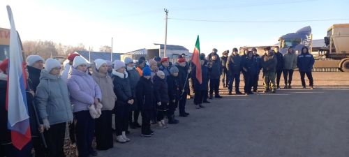 Авылдашлар җыелышып махсус хәрби операциядән ялга кайткан егетне озаттылар