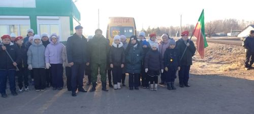 Авылдашлар җыелышып махсус хәрби операциядән ялга кайткан егетне озаттылар
