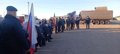 Авылдашлар җыелышып махсус хәрби операциядән ялга кайткан егетне озаттылар