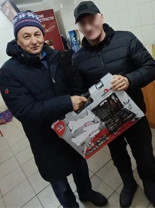 Заинские журналисты передали подарок военнослужащему
