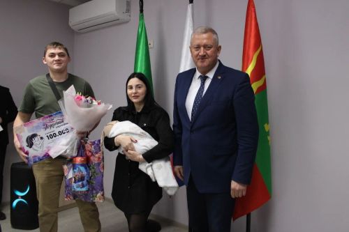Зәйдә хәрби гаиләсендә яңа туган балага 100 мең сумлык сертификат тапшырылды