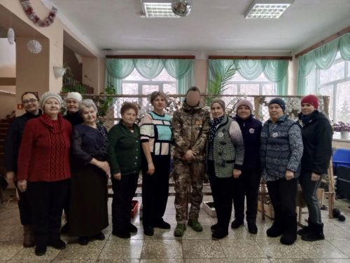 Ялга кайткан Зәй хәрбие туган авылында маскировка челтәрләре үрүчеләр янында булды