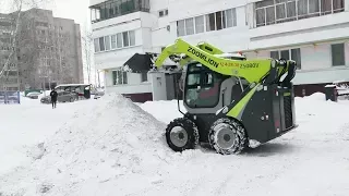 Оставленные на проезжей части автомобили мешают работе снегоуборочной техники