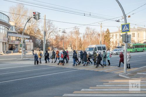 Зәй инспекторлары җәяүлеләрне тикшерә